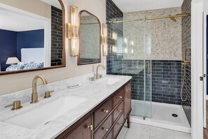 Combined shower/tub