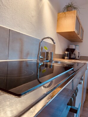 Fridge, microwave, oven, stovetop - Apartment in newly renovated antique farm in beautiful nature u. but close to town (Kaufbeuren)