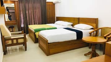 Habitación triple superior | Ropa de cama de alta calidad y decoración personalizada