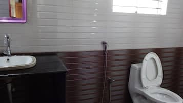 Regadera, toallas, jabón, shampoo