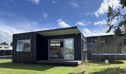 Black Beauty - Spacious Family Retreat for 12 + Spa