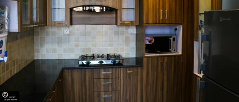 Réfrigérateur, micro-ondes, four, plaque de cuisson