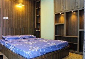 3 bedrooms, iron/ironing board, free WiFi, bed sheets