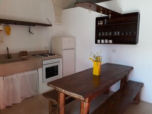 Réfrigérateur, four, plaque de cuisson, cafetière/bouilloire