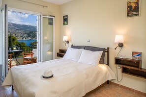2 bedrooms, iron/ironing board, WiFi