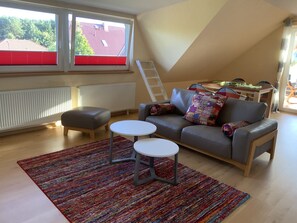 TV, DVD player, books, music library - Quiet apartment with bright conservatory and again with pool! (Buddenhagen)
