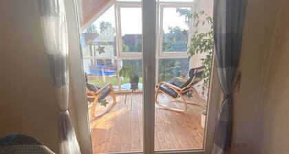 Ruhige Ferienwohnung mit hellem Wintergarten und wieder mit Pool!