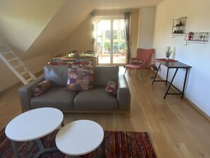 TV, DVD player, books, music library - Quiet apartment with bright conservatory and again with pool! (Buddenhagen)