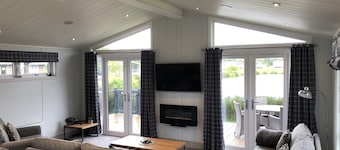 Luxurious Oakwood Lodge with Lake View and Glorious Balcony Sunsets