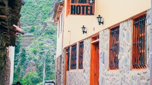 Edifici de pedra amb un rètol que diu “Intamo Hotel”. 