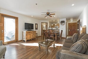 TV, fireplace - Some of the best direct ski access on the mountain!! 2 bedroom with beautiful valley views!! (Whitefish)