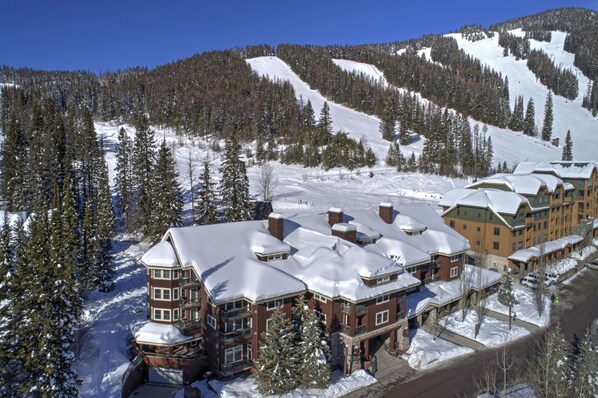 Exterior - Some of the best direct ski access on the mountain!! 2 bedroom with beautiful valley views!! (Whitefish)