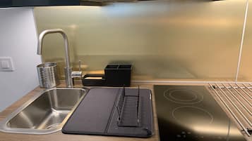 Frigorífico, microondas, placa de cocina y cafetera o tetera