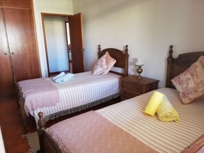 4 chambres, fer et planche à repasser, Wi-Fi, draps fournis