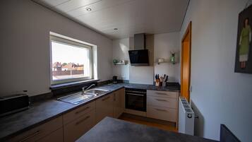 Apartamento (Luna) | Cozinha privada | Geladeira, cooktop, cafeteira/chaleira, chaleira elétrica