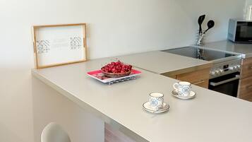 Een koelkast, een microgolfoven, een oven, een kookplaat