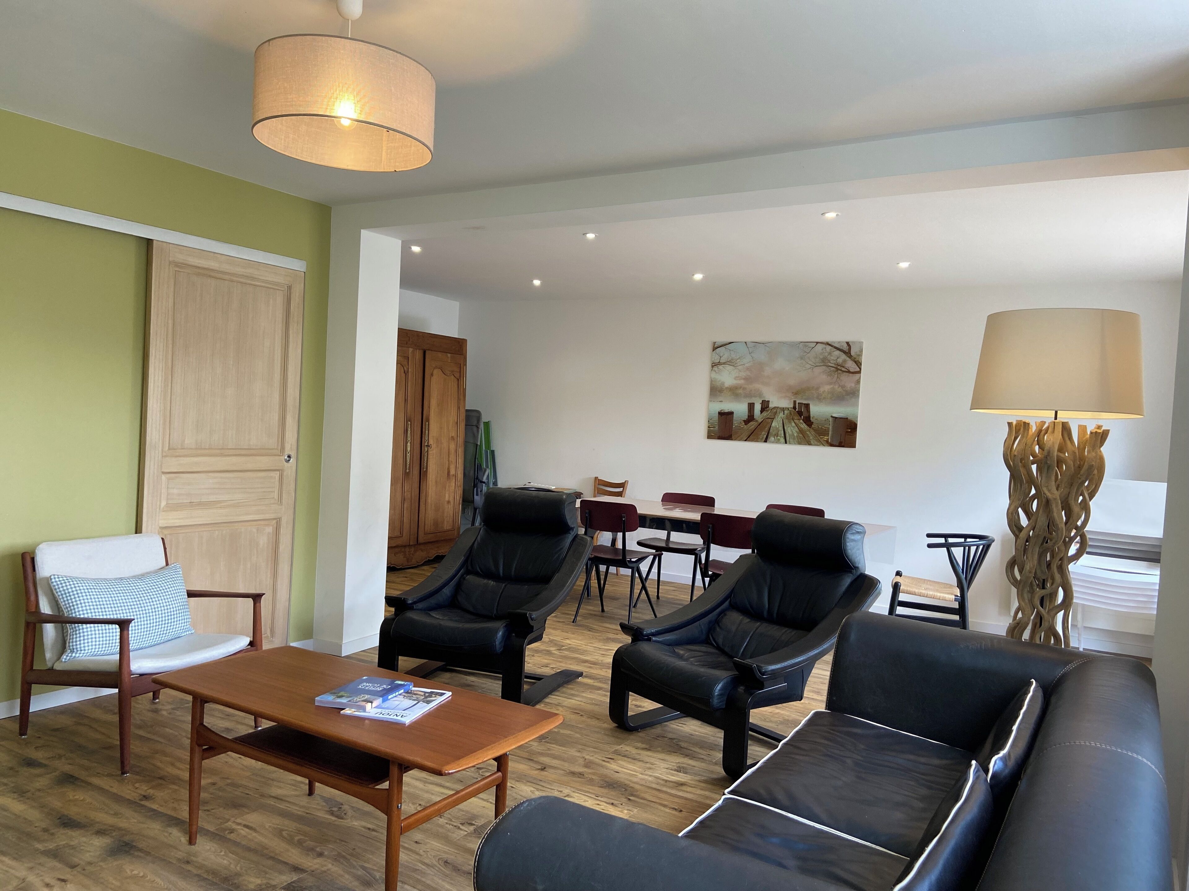 TV connectée, livres, espaces bureaux