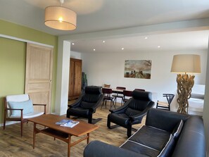 TV connectée, livres, espaces bureaux