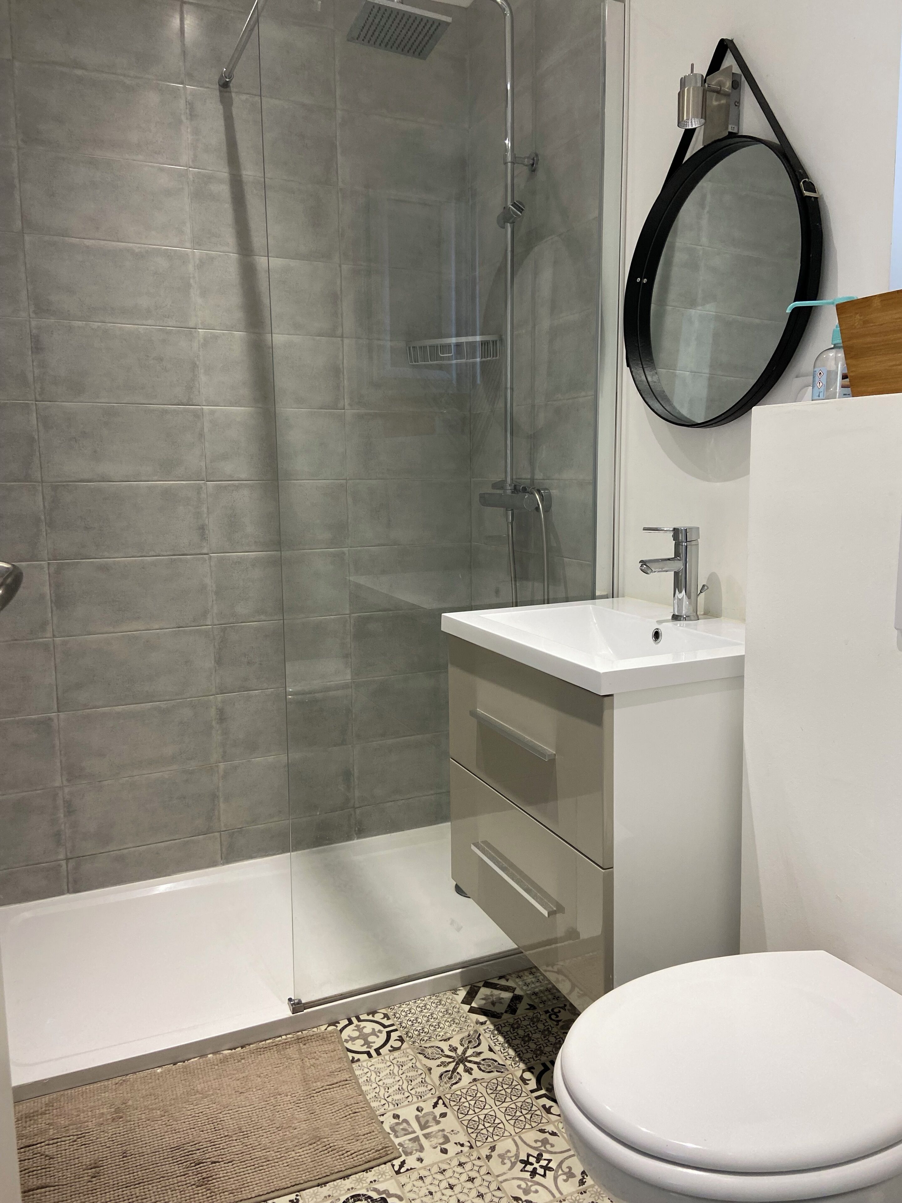 Baignoire, sèche-cheveux, savon