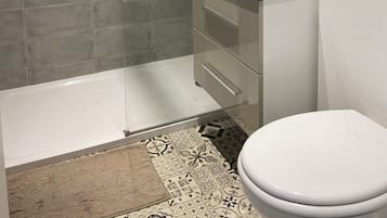 Baignoire, sĂšche-cheveux, savon