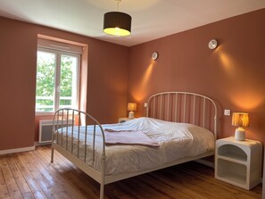 3 bedrooms, desk, iron/ironing board, free WiFi - Loire view house with south facing terrace 3 bedrooms (Loireauxence)