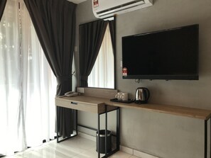 Desk, laptop workspace, iron/ironing board, free WiFi - Dandelion Inn (Ipoh)
