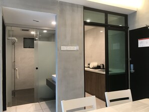家庭開放式套房 (Suite) | 客廳 | 40 吋LED 電視連衛星電視頻道、電視