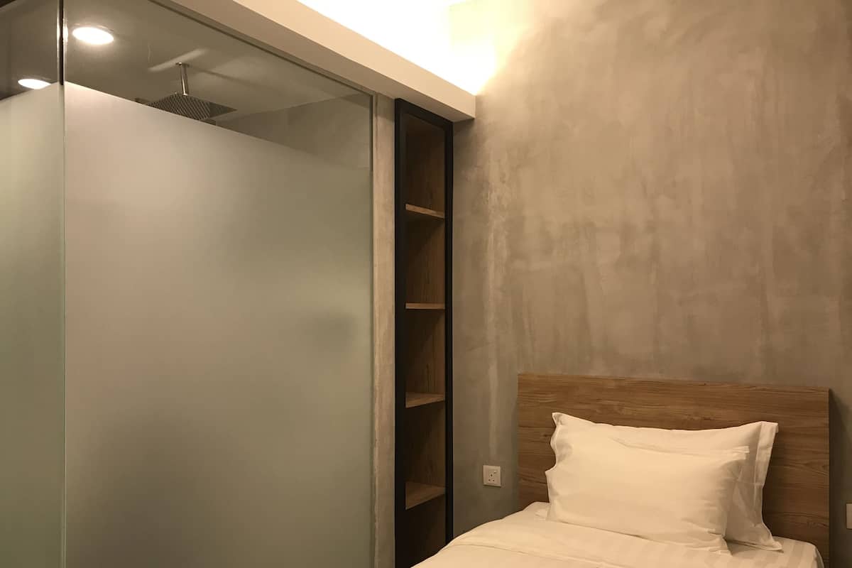 Un dormitorio con cama, cabecera de madera y armario con puertas correderas.