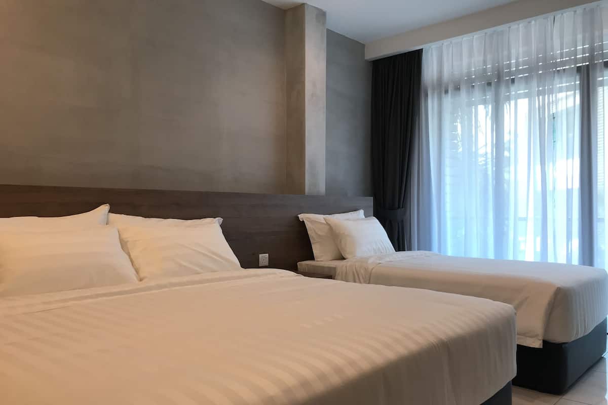 Deluxe Triple Room | Desk, laptop workspace, iron/ironing board, free WiFi