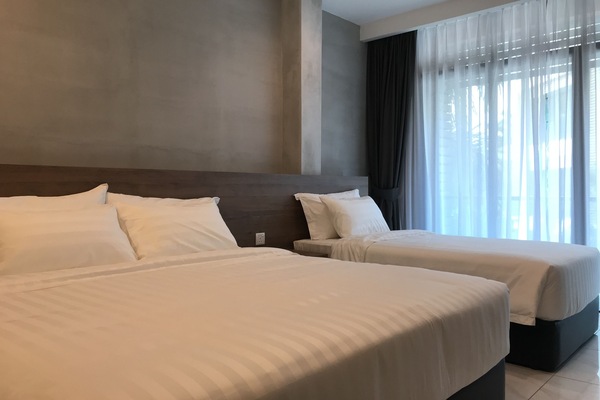 Habitació triple Deluxe | Escriptori i espai de treball apte per a portàtils