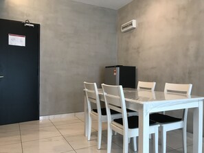 Suite studio familiale (Suite) | Repas dans la chambre
