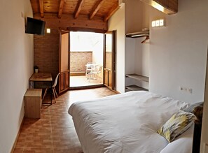 Habitación doble superior | Ropa de cama de alta calidad, edredones de plumas, escritorio