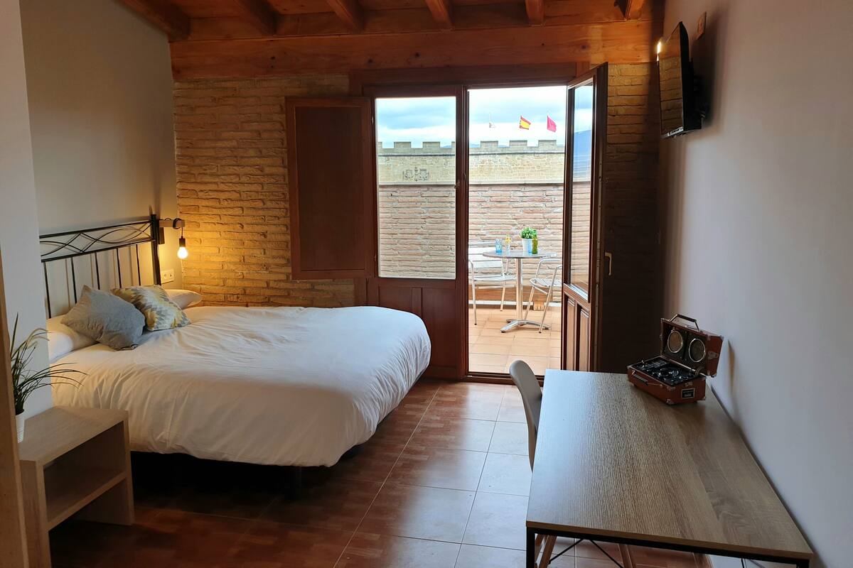 Quarto casal superior | Roupas de cama premium, edredons de pluma, escrivaninha