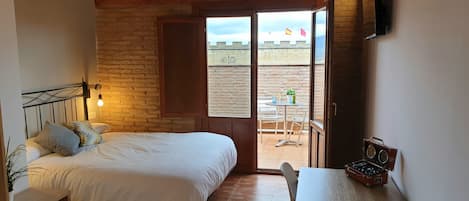 Chambre supérieure double | Literie de qualité, couette en duvet, bureau