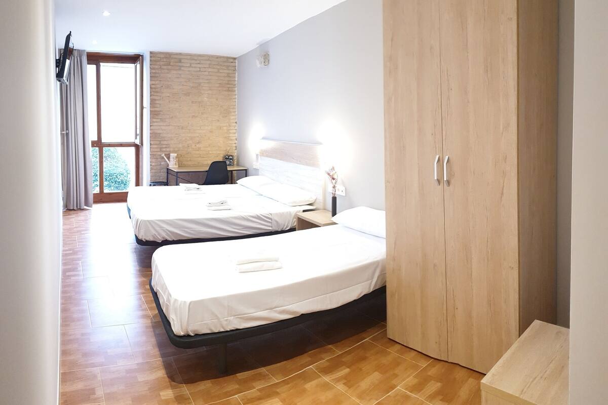 Quarto triplo econômico | Roupas de cama premium, edredons de pluma, escrivaninha