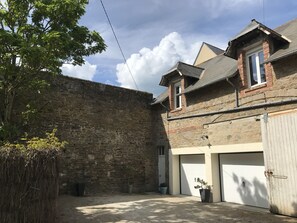 Un ancien relais  avec les calèches au R.D.C, et les cochers à l'étage..