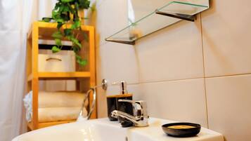 Family apartment with terrace and garage | Bathroom | Shower, towels