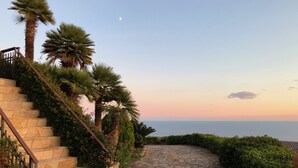 A stone staircase leading to a balcony with a view of the sea. - Panoramic Sea View and Private Pool (Lloret de Mar)