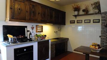 Frigorifero, microonde, forno, piano cottura