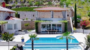 Een buitenzwembad en een verwarmd zwembad