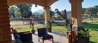 Landelijk hotel op het platteland, prachtige tuin, rust, natuurlijk zwembad.