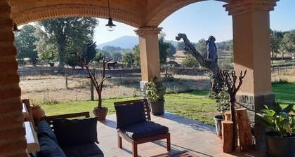 LĂ€ndliches Hotel inmitten der Natur, schöner Garten, Ruhe, natĂŒrlicher Pool.