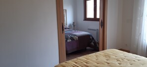 3 dormitorios, tabla de planchar con plancha, wifi gratis y ropa de cama