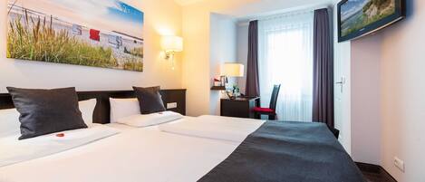 1 多间卧室、客房内保险箱、办公桌、WiFi