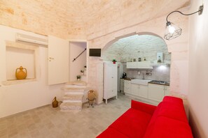 TV, books - Arcuéve Dwelling overlooking the old town and the sea (Ostuni)