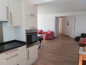 Fridge, microwave, oven, stovetop - Peaceful 3* Apartment in Ascain with Garden and WIFI (Ascain)