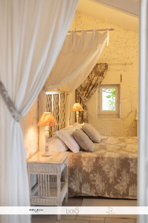 3 bedrooms, desk, iron/ironing board, travel crib