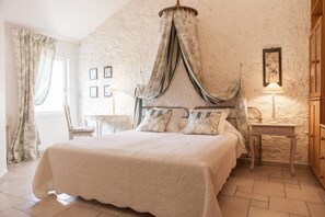 3 bedrooms, desk, iron/ironing board, travel crib