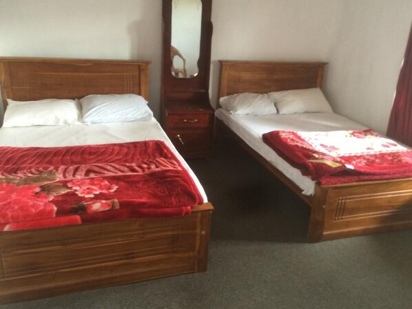 4 عدّة غرف نوم وواي فاي وملاءات أسرّة