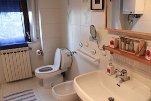 Deluxe Room | Bathroom | Shower, free toiletries, hair dryer, towels